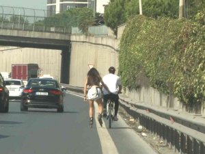 Sarıyer’de Patenli Ve Bisikletli Çiftin Tehlikeli Yolculuğu Kamerada