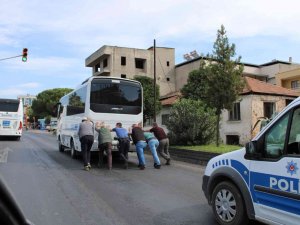 Yolda Kalan Otobüsün İmdadına Polis Ekipleri Yetişti