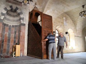 Dünyada İlk: 7 Asırlık Camide Raylı Minber