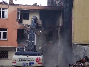 Kadıköy’de Patlamanın Yaşandığı Bina İş Makinesiyle Yıkılmaya Başlandı