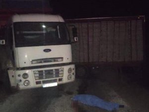 Geri Kayan Kamyondan Atlayan Sürücü Aracın Altında Kalarak Öldü
