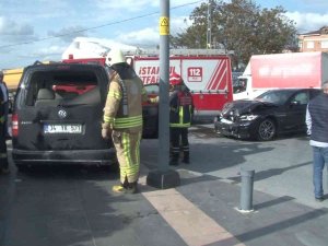 Arnavutköy’de 2 Araç Kavşakta Bir Birbirlerine Girdi: 3 Yaralı