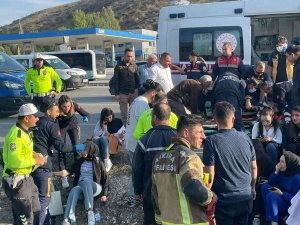 Kontrolden Çıkan Servis Aracı Devrildi: 4 Yaralı