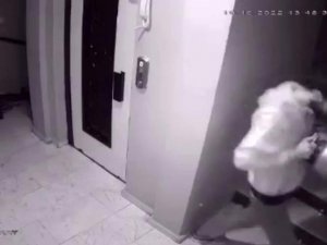 Esenyurt’ta Madde Bağımlısı Şahıs, Komşusunun Kapısını Piknik Tüpüyle Kırdı