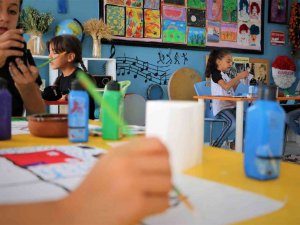 Köy Okulundaki Öğrenciler Malzeme Peşinden Değil, Hayallerinin Peşinden Koştu