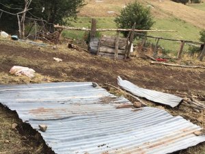 Giresun’un Alucra İlçesinde Etkili Olan Fırtına Çatıları Uçurdu