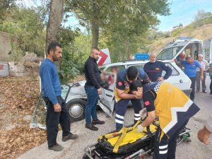 Yolcu Minibüsü İle Otomobil Çarpıştı: 2 Yaralı