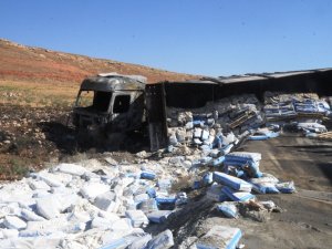 Şarampole Devrilip Yanan Tırdan Geriye Demir Yığını Kaldı