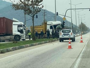 Bursa’da Tır Kamyona Çarptı: 2 Yaralı
