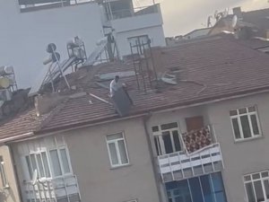Binanın Çatısından Güneş Panelini Aşağı Attı, Vatandaşların Canını Hiçe Saydı