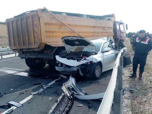 Hafriyat Kamyonunun Biçtiği Otomobil Hurda Yığınına Döndü: 1 Yaralı