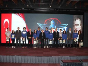 Teknofest Karadeni̇z’de Dereceye Giren Öğrencilere Başarı Belgesi