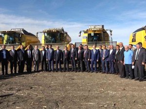 Tarım Ve Orman Bakan Yardımcısı Pakdil, Muş Ovası’nda Biçerdöverle Ayçiçeği Hasadı Yaptı