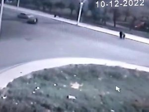Savrulan Aracın Altında Kalmaktan Son Anda Kurtuldular, O Anlar Kamerada