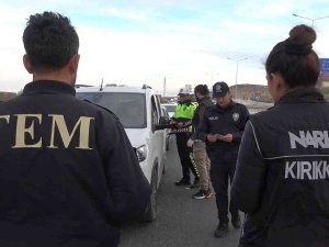 43 İlin Geçiş Güzergahında Yoğunlaştırılmış Denetim: Araçlar Didik Didik Arandı, Sürücüler Sorgulandı