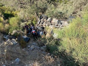 İ̇zmir’de Şarampole Devrilen Kamyonun Sürücüsü Ağır Yaralandı