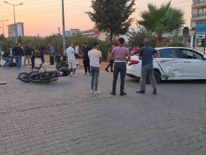 Otomobile Çarpan Motosiklet Sürücüsü Metrelerce Havaya Uçtu