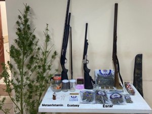 "Dur" İhtarına Uymadılar, Üstlerinde Ve Evlerinde Onlarca Gram Uyuşturucu Ele Geçirildi