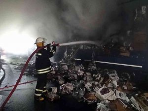 Otoyolda Küçük Ev Aletleri Taşıyan Tır Alev Alev Yandı