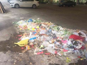 Chp’li Belediye Pazar Yerinde Çöpleri Unuttu