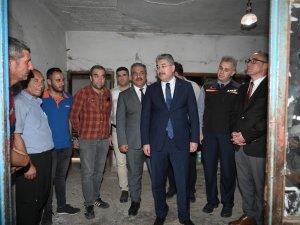 Vali Yılmaz, Depremde Zarar Gören Evlerde İncelemelerde Bulundu