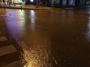 Edirne’de Su Borusu Patladı, Asfaltta Metrelerce Göçük Oluştu
