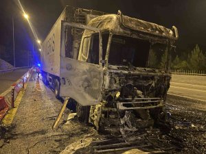 Otoyolda Yanan Tır Hurdaya Döndü
