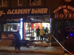 Ataşehir’de Aracının Direksiyon Hakimiyetini Kaybeden Kamyonet Şoförü Dükkana Daldı: 1 Ölü, 1 Yaralı