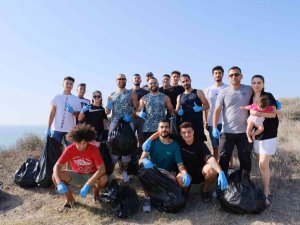 Gençler Karataş’ta Sahili Temizledi