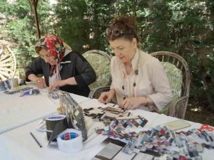 Kadınlar Evlerindeki Atık Kağıtları Süs Eşyalarına Dönüştürüyor