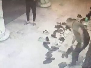 Terlikle Geldiği Camiden 3 Bin Liralık Ayakkabı İle Ayrıldı