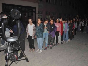 Köydeki Çocuklar Jüpiter Ve Satürn’ü Yakından Görmek İçin Birbiriyle Yarıştı