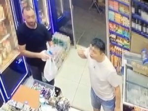 İ̇stanbul’da Alkollü Şahsa Küfür Dayağı Kamerada