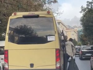 Dolmuştan Poşetle Sarkarak Yolculuk Etti
