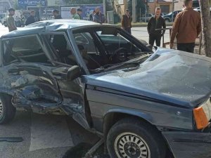 Otomobiller Kavşakta Çarpıştı: 3 Yaralı