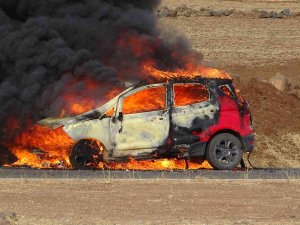 Diyarbakır’da Seyir Halindeki Otomobil Alev Aldı Sürücü Son Anda Kurtuldu