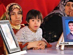 Hdp Önünde Evlat Nöbetindeki Acılı Anne Oğlunun Yolunu Gözlüyor