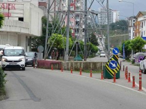 Ordu’da Yol Ortasındaki Yüksek Gerilim Hattı Direği Şaşırtıyor