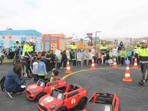 Çocuklar Trafik Kurallarını Eğitim Parkında Uygulayarak Öğreniyor
