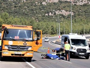Karayolunda Temizlik Yapan Kamyona Arkadan Çarpan Genç Kadın Hayatını Kaybetti