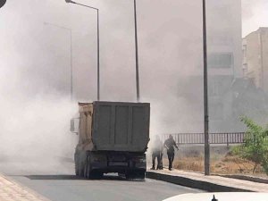 Seyir Halindeki Kamyondan Yükselen Dumanlar Korkuttu