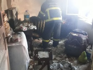 Ailesiyle Birlikte Yaşadığı Evi Yaktı
