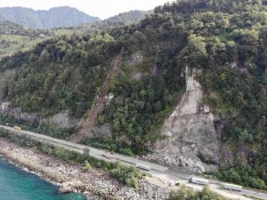 Heyelan Nedeniyle Kapanan Hopa-kemalpaşa Karayolu Trafiğe Açıldı