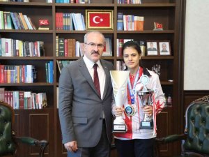 Dünya Şampiyonu Sıla Kartal, Vali Toraman İle Bir Araya Geldi