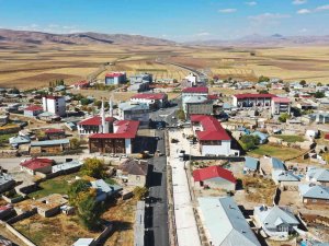 Saray İlçesindeki En İşlek Caddeyi Yeniliyor