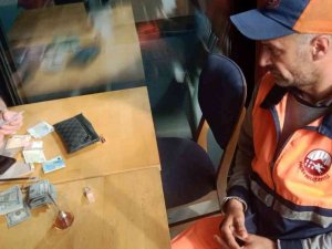 Fatih’te Temizlik İşçisi Yolda Para Dolu Cüzdan Buldu