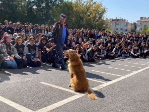 Liseli Öğrencilere Deprem Anı Ve Tahliye Tatbikatı