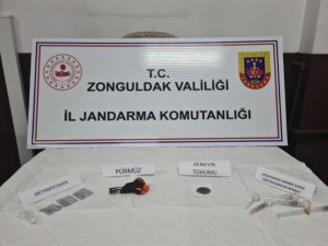Hakkında Arama Çıkan 2 Kişi Jandarma Ekiplerince Yakalandı