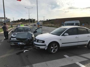 Kavşakta İki Otomobil Çarpıştı: 1 Yaralı