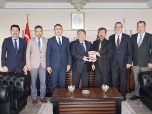 “Antik Çağdan Cumhuriyete Bir Kentin Tarihi” Kitabını Rektör Özölçer’e Takdim Ettiler